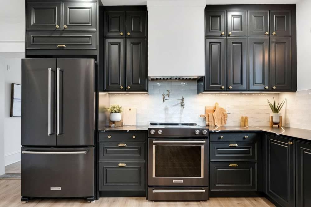 This project was designed and completed by Ashley Izsak using our HEDDA cabinet doors in bold Anthracite.