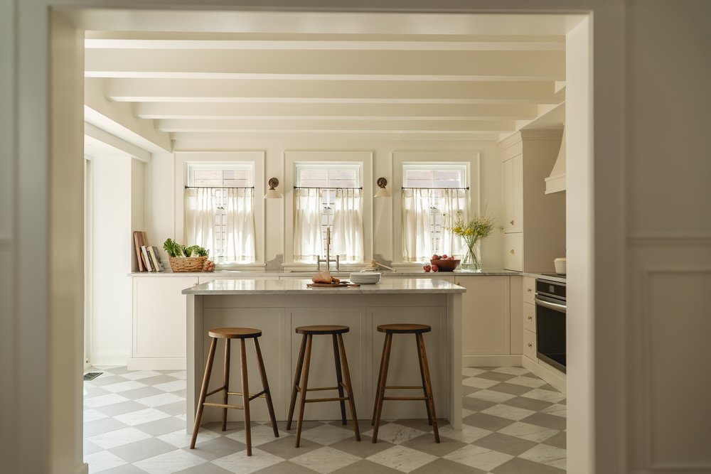 Designed by Maltais & Fitch Interiors. A kitchen renovation featuring our SANNE doors in Chantilly Lace.